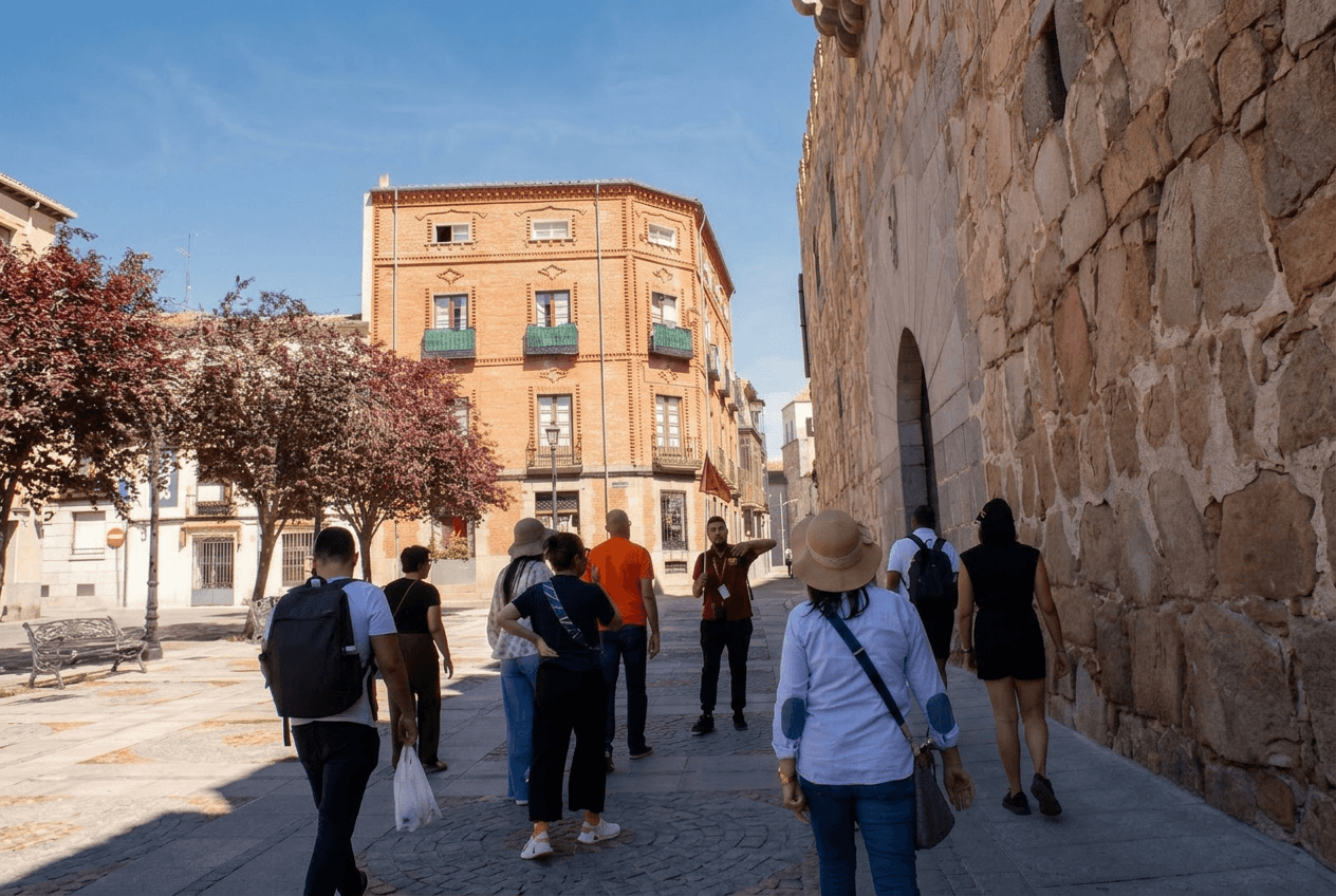 Grupo de turistas con guía junto a la muralla de Ávila