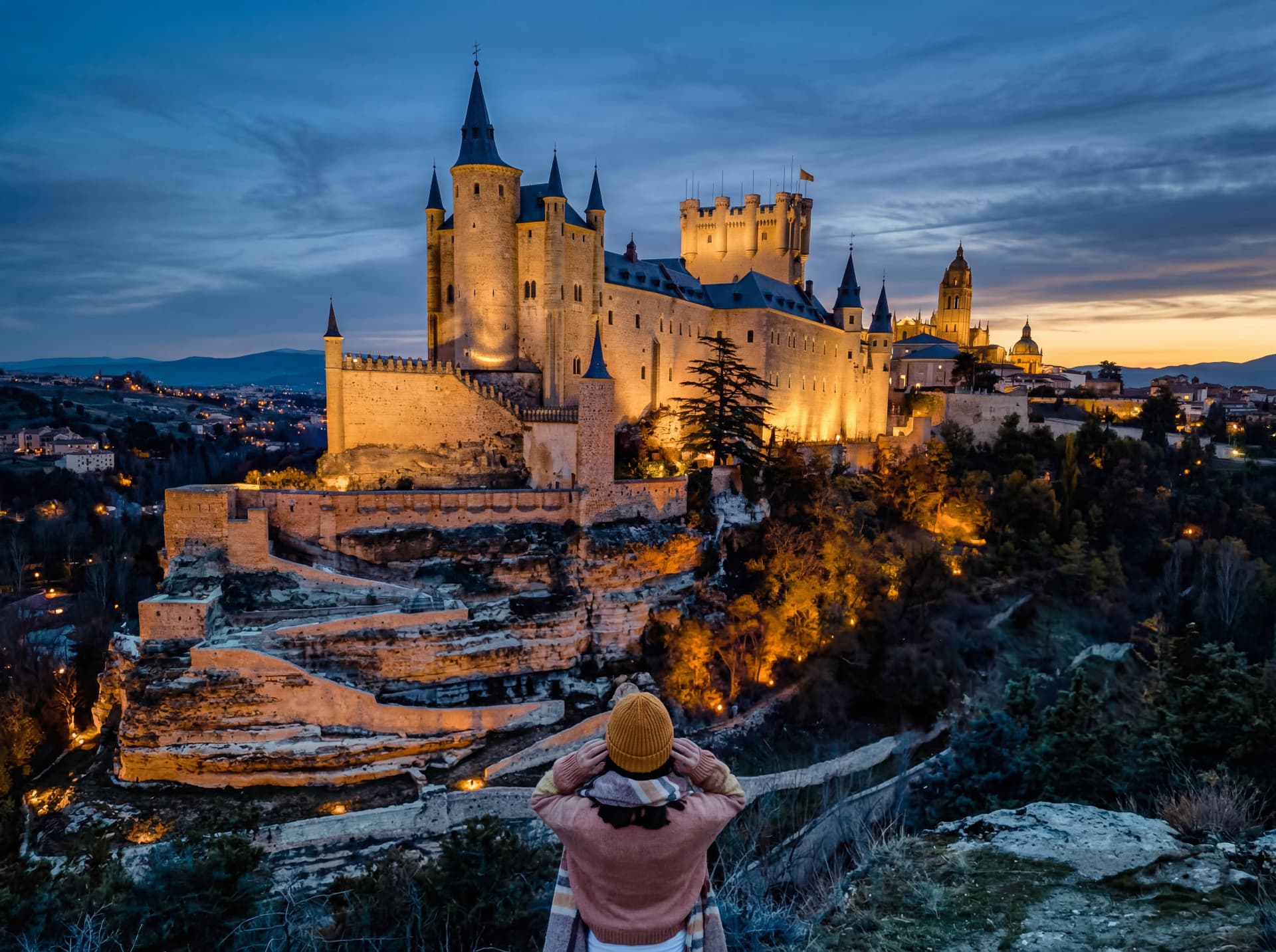 Alcázar de Segovia al amanecer, castillo que inspiró a Disney, con grupo de turistas de Trip Tours