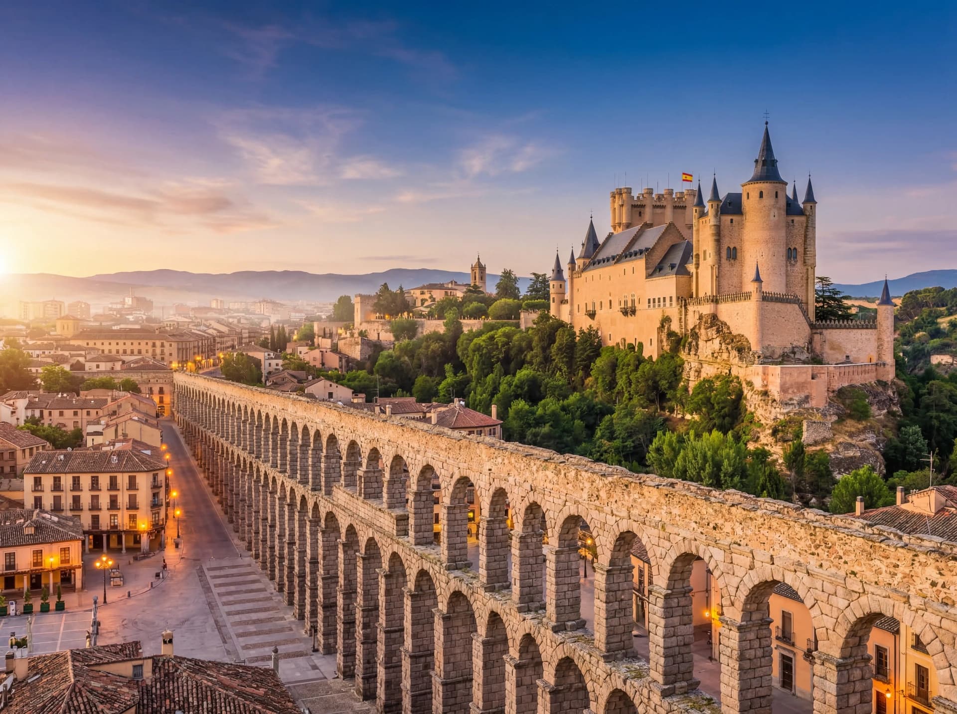 Acueducto Romano de Segovia al amanecer con reflejo en el suelo mojado, grupo reducido de turistas con guía de Trip Tours